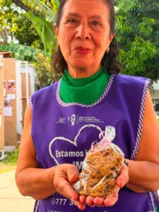 Emprendedoras participan en la Cooperativa Violeta organizada por el IMC en la explanada del Ayuntamiento de Cuernavaca, exhibiendo artesanías, alimentos y productos elaborados por ellas.