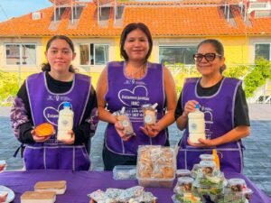 Emprendedoras participan en la Cooperativa Violeta organizada por el IMC en la explanada del Ayuntamiento de Cuernavaca, exhibiendo artesanías, alimentos y productos elaborados por ellas.
