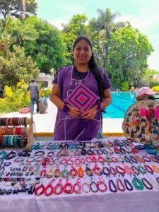 Emprendedoras participan en la Cooperativa Violeta organizada por el IMC en la explanada del Ayuntamiento de Cuernavaca, exhibiendo artesanías, alimentos y productos elaborados por ellas.