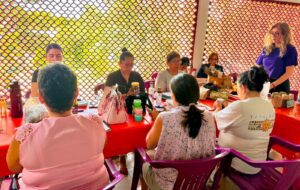 Usuarias del IMC participan en el taller de elaboración de oleato para el ciclo femenino, aprendiendo sobre herbolaria tradicional, plantas medicinales y prácticas de autocuidado.