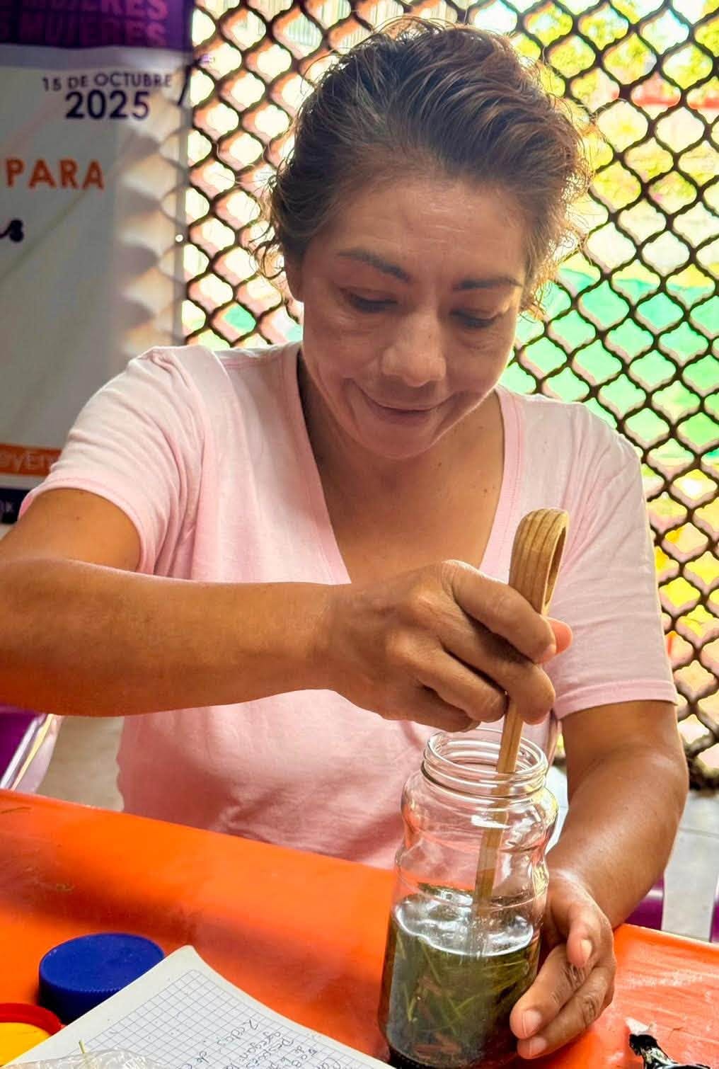Usuarias del IMC participan en el taller de elaboración de oleato para el ciclo femenino, aprendiendo sobre herbolaria tradicional, plantas medicinales y prácticas de autocuidado.
