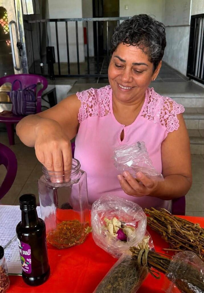 Usuarias del IMC participan en el taller de elaboración de oleato para el ciclo femenino, aprendiendo sobre herbolaria tradicional, plantas medicinales y prácticas de autocuidado.