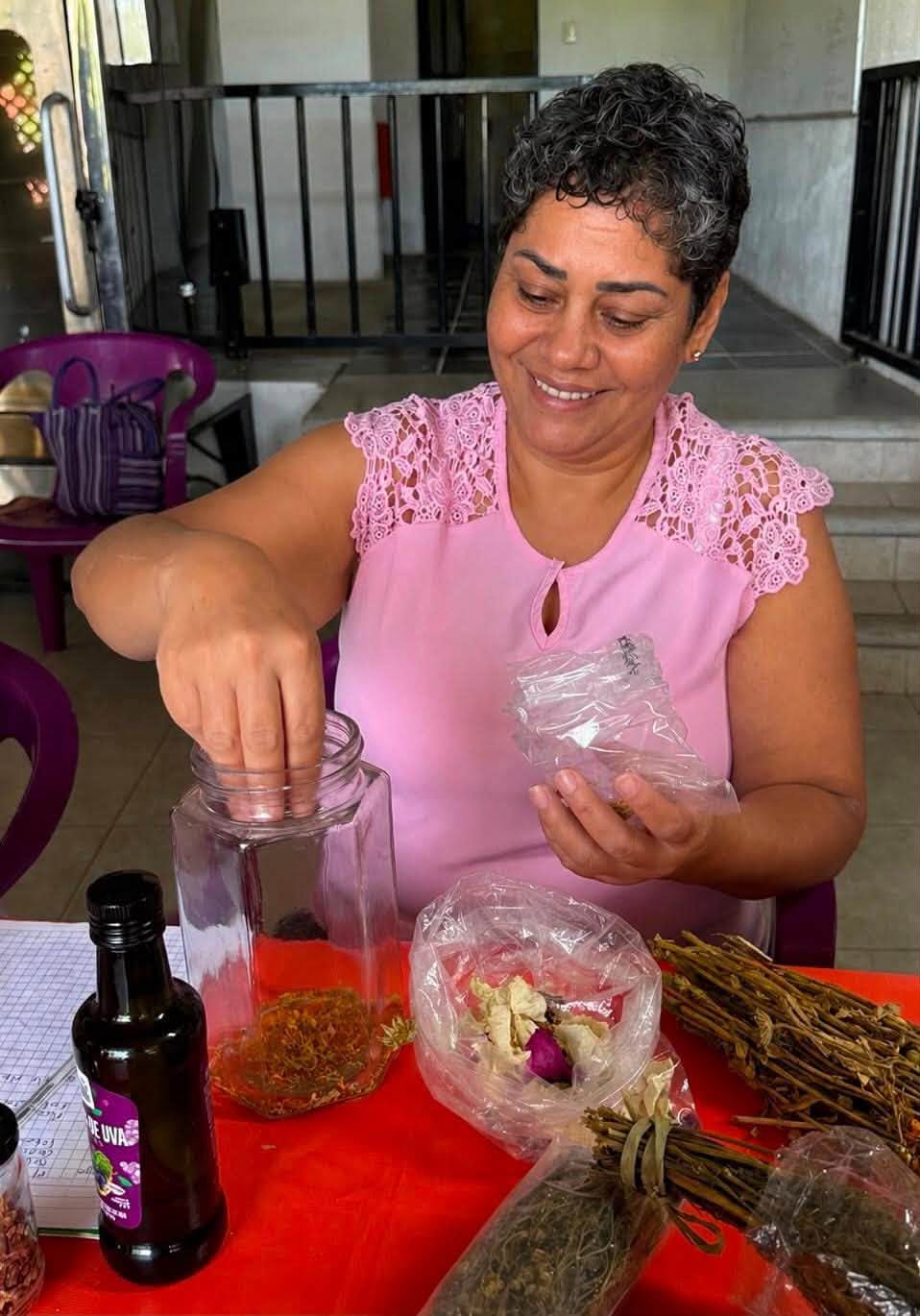 Usuarias del IMC participan en el taller de elaboración de oleato para el ciclo femenino, aprendiendo sobre herbolaria tradicional, plantas medicinales y prácticas de autocuidado.