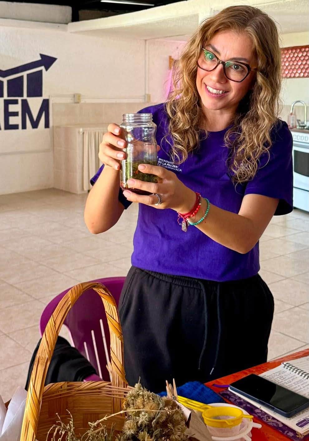 Usuarias del IMC participan en el taller de elaboración de oleato para el ciclo femenino, aprendiendo sobre herbolaria tradicional, plantas medicinales y prácticas de autocuidado.