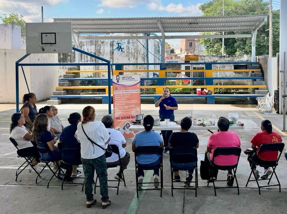 Mujeres de la colonia Los Pilares participan en el taller de elaboración de jabones artesanales impartido por el IMC como parte de las acciones de capacitación en territorio.
