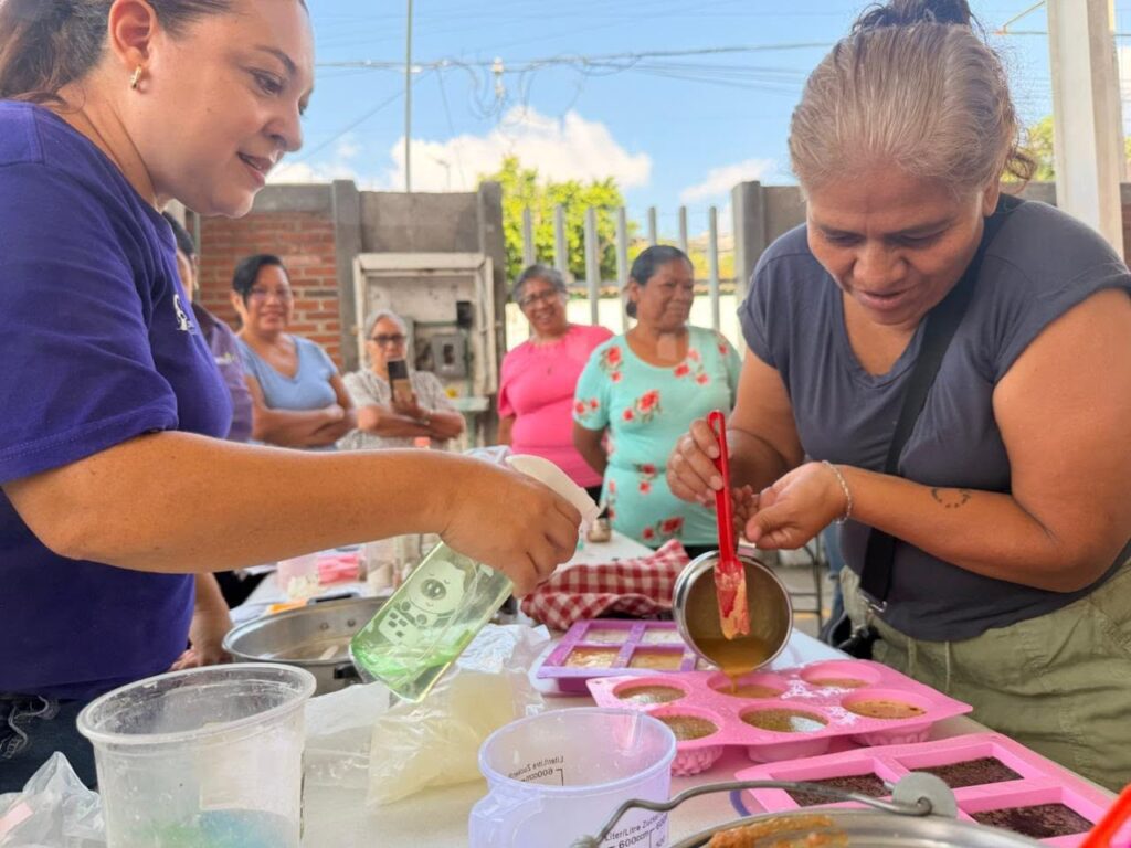 Mujeres de la colonia Los Pilares participan en el taller de elaboración de jabones artesanales impartido por el IMC como parte de las acciones de capacitación en territorio.
