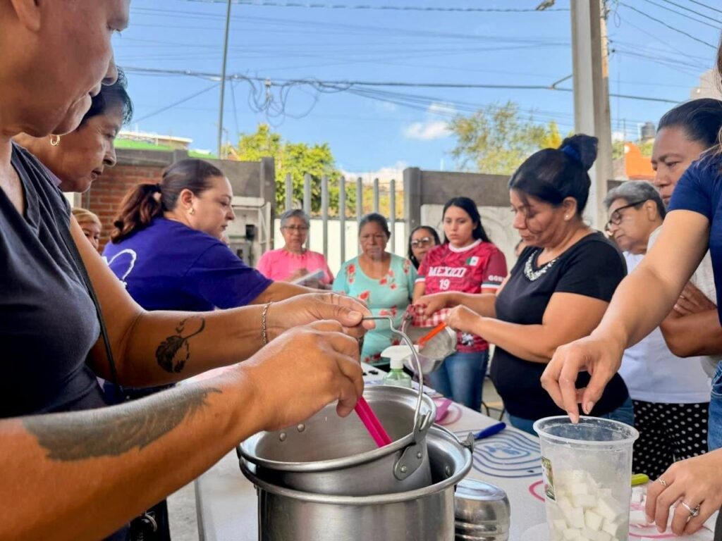 Mujeres de la colonia Los Pilares participan en el taller de elaboración de jabones artesanales impartido por el IMC como parte de las acciones de capacitación en territorio.