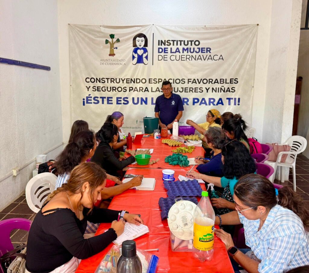 Usuarias del IMC participan en el taller de masa de papel, elaborando figuras decorativas con materiales reciclados como parte de una actividad de educación ambiental.