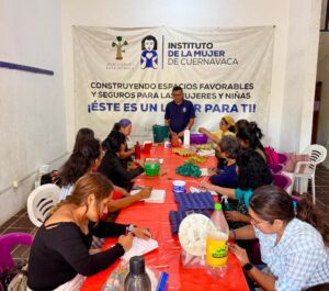 Usuarias del IMC participan en el taller de masa de papel, elaborando figuras decorativas con materiales reciclados como parte de una actividad de educación ambiental.