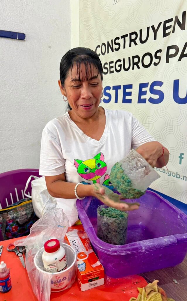 Usuarias del IMC participan en el taller de masa de papel, elaborando figuras decorativas con materiales reciclados como parte de una actividad de educación ambiental.