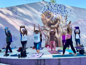 Usuarias participan en una sesión de yoga organizada por el IMC en el Parque Tlaltenango, realizando ejercicios de respiración, equilibrio y movimiento consciente.