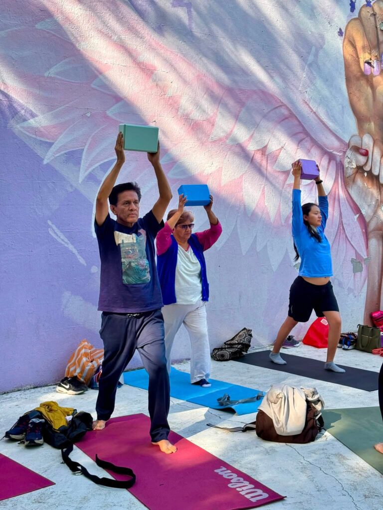 Usuarias participan en una sesión de yoga organizada por el IMC en el Parque Tlaltenango, realizando ejercicios de respiración, equilibrio y movimiento consciente.