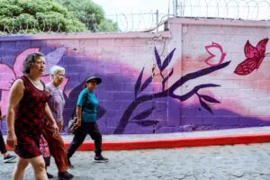 Autoridades municipales, representantes del IMC, INSP y comunidad participan en la inauguración del primer Corredor de Género Seguro de Cuernavaca, con acciones de recuperación urbana y prevención.