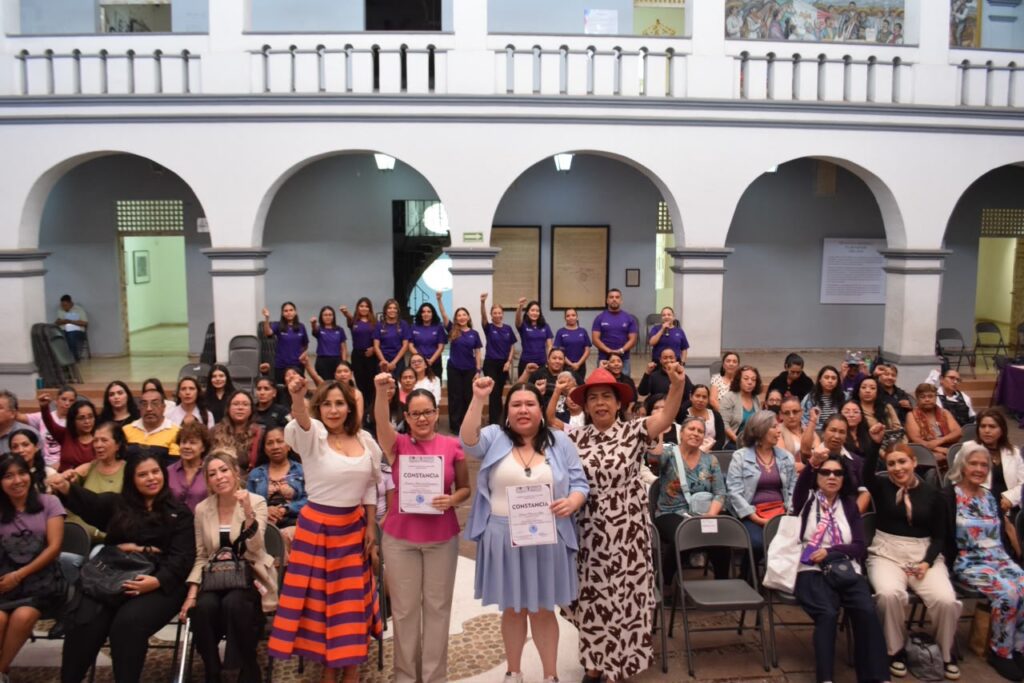 Mujeres servidoras públicas y asistentes participan en la Conferencia Magistral “Poder Personal como Servidora Pública”, organizada por el IMC para fortalecer el liderazgo y la participación de las mujeres.