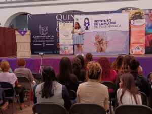 Mujeres servidoras públicas y asistentes participan en la Conferencia Magistral “Poder Personal como Servidora Pública”, organizada por el IMC para fortalecer el liderazgo y la participación de las mujeres.