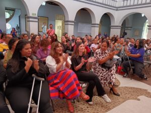 Mujeres servidoras públicas y asistentes participan en la Conferencia Magistral “Poder Personal como Servidora Pública”, organizada por el IMC para fortalecer el liderazgo y la participación de las mujeres.