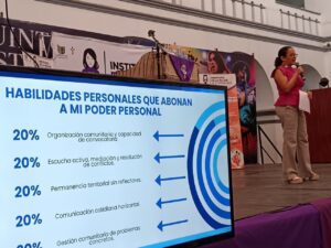 Mujeres servidoras públicas y asistentes participan en la Conferencia Magistral “Poder Personal como Servidora Pública”, organizada por el IMC para fortalecer el liderazgo y la participación de las mujeres.