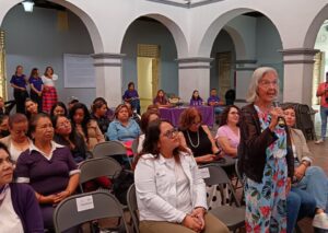 Mujeres servidoras públicas y asistentes participan en la Conferencia Magistral “Poder Personal como Servidora Pública”, organizada por el IMC para fortalecer el liderazgo y la participación de las mujeres.