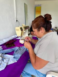 Usuarias del IMC participan en el taller de costura básica y practican el manejo de máquinas de coser para elaborar sus propios proyectos.