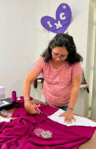 Usuarias del IMC participan en el taller de costura básica y practican el manejo de máquinas de coser para elaborar sus propios proyectos.