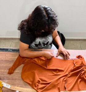 Usuarias del IMC participan en el taller de costura básica y practican el manejo de máquinas de coser para elaborar sus propios proyectos.