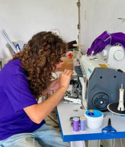 Usuarias del IMC participan en el taller de costura básica y practican el manejo de máquinas de coser para elaborar sus propios proyectos.