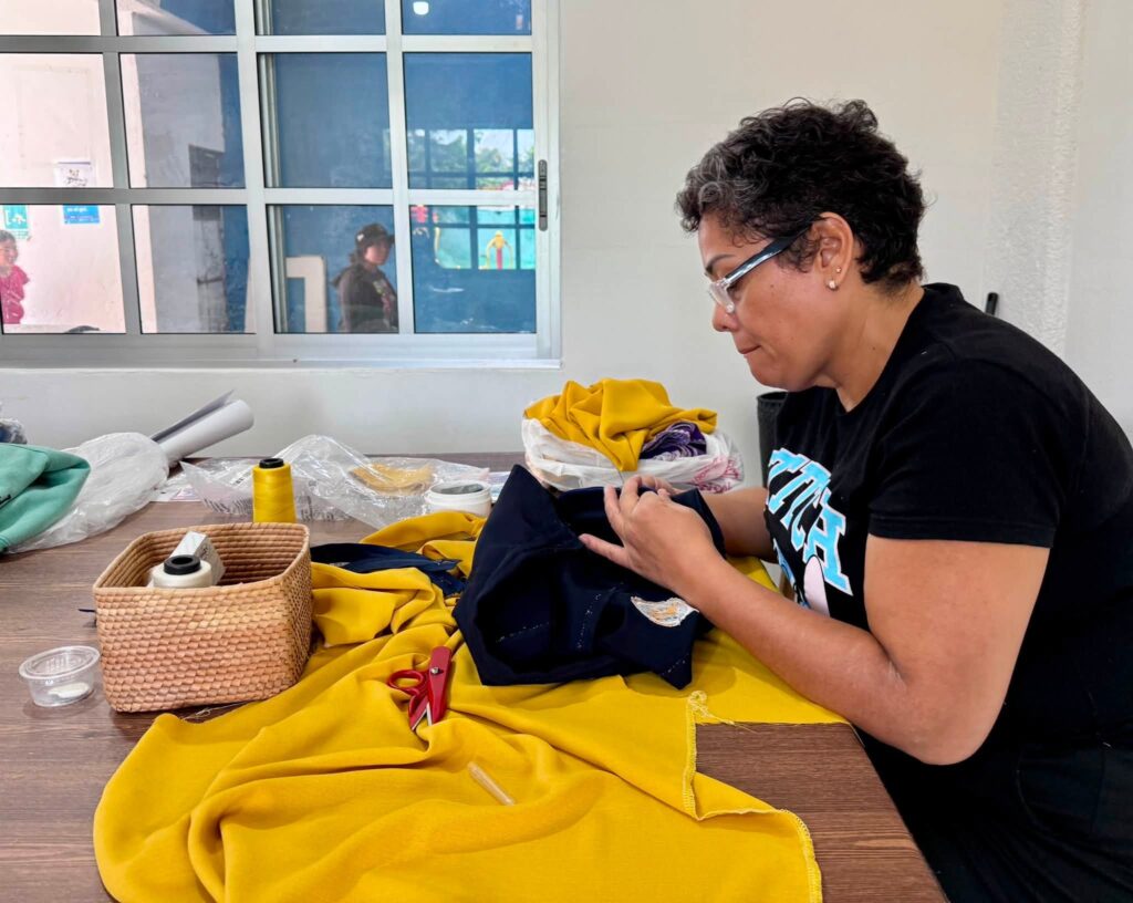 Usuarias del IMC participan en el taller de costura básica y practican el manejo de máquinas de coser para elaborar sus propios proyectos.