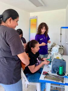 Usuarias del IMC participan en el taller de costura básica y practican el manejo de máquinas de coser para elaborar sus propios proyectos.