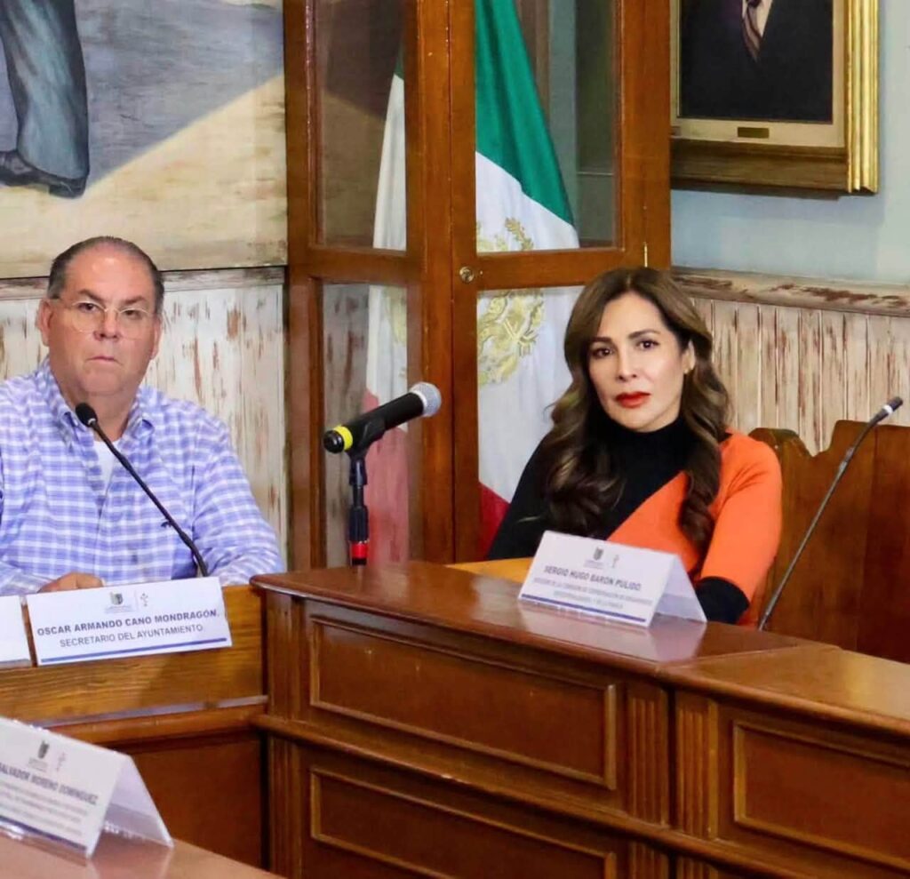 La directora general del Instituto de la Mujer de Cuernavaca, Lorena Elizabeth Castillo Castillo, presenta ante el Cabildo los resultados y la etapa de conclusión del proyecto Corredor de Género Seguro, durante la comparecencia realizada en el Museo de la Ciudad.
