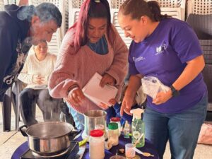 El IMC participa en la Feria de la Paz en Ahuatepec, acercando servicios de atención y un taller de jabones artesanales a la comunidad.
