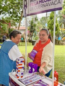 El IMC participa en la Feria de la Paz en Ahuatepec, acercando servicios de atención y un taller de jabones artesanales a la comunidad.