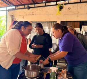 El IMC participa en la Feria de la Paz en Ahuatepec, acercando servicios de atención y un taller de jabones artesanales a la comunidad.
