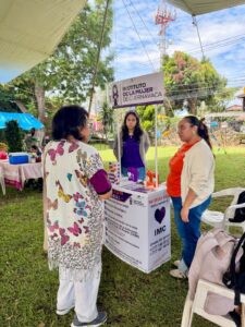 El IMC participa en la Feria de la Paz en Ahuatepec, acercando servicios de atención y un taller de jabones artesanales a la comunidad.