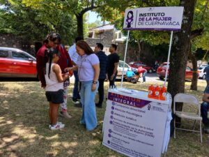 La directora general del IMC, Dra. Lorena Elizabeth Castillo Castillo, durante el Cabildo Abierto y el Módulo Itinerante del Instituto en Jardines de Cuernavaca.