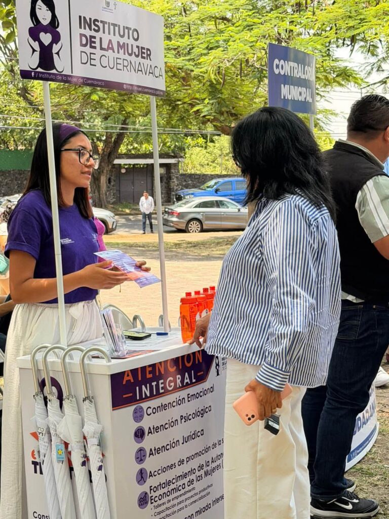 La directora general del IMC, Dra. Lorena Elizabeth Castillo Castillo, durante el Cabildo Abierto y el Módulo Itinerante del Instituto en Jardines de Cuernavaca.