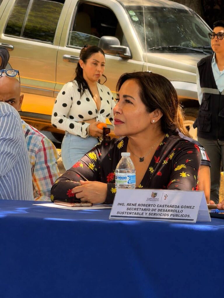 La directora general del IMC, Dra. Lorena Elizabeth Castillo Castillo, durante el Cabildo Abierto y el Módulo Itinerante del Instituto en Jardines de Cuernavaca.
