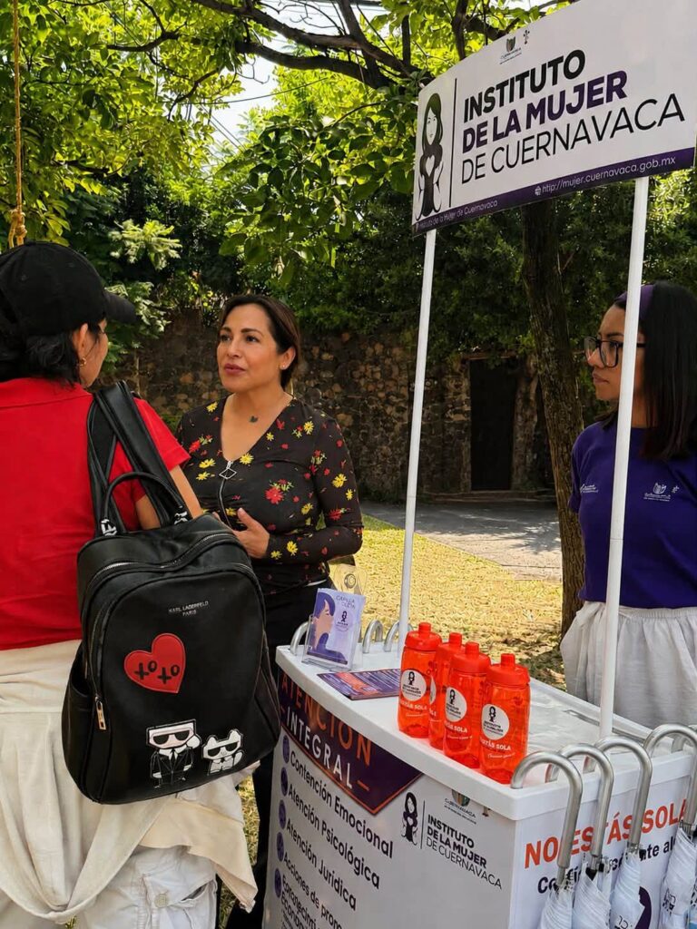 La directora general del IMC, Dra. Lorena Elizabeth Castillo Castillo, durante el Cabildo Abierto y el Módulo Itinerante del Instituto en Jardines de Cuernavaca.