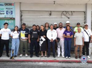 Personal del IMC y representantes de distintas áreas municipales participan en una marcha exploratoria en la colonia Miraval.
