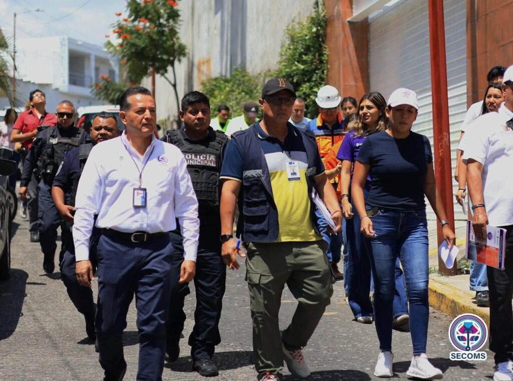 Personal del IMC y representantes de distintas áreas municipales participan en una marcha exploratoria en la colonia Miraval.