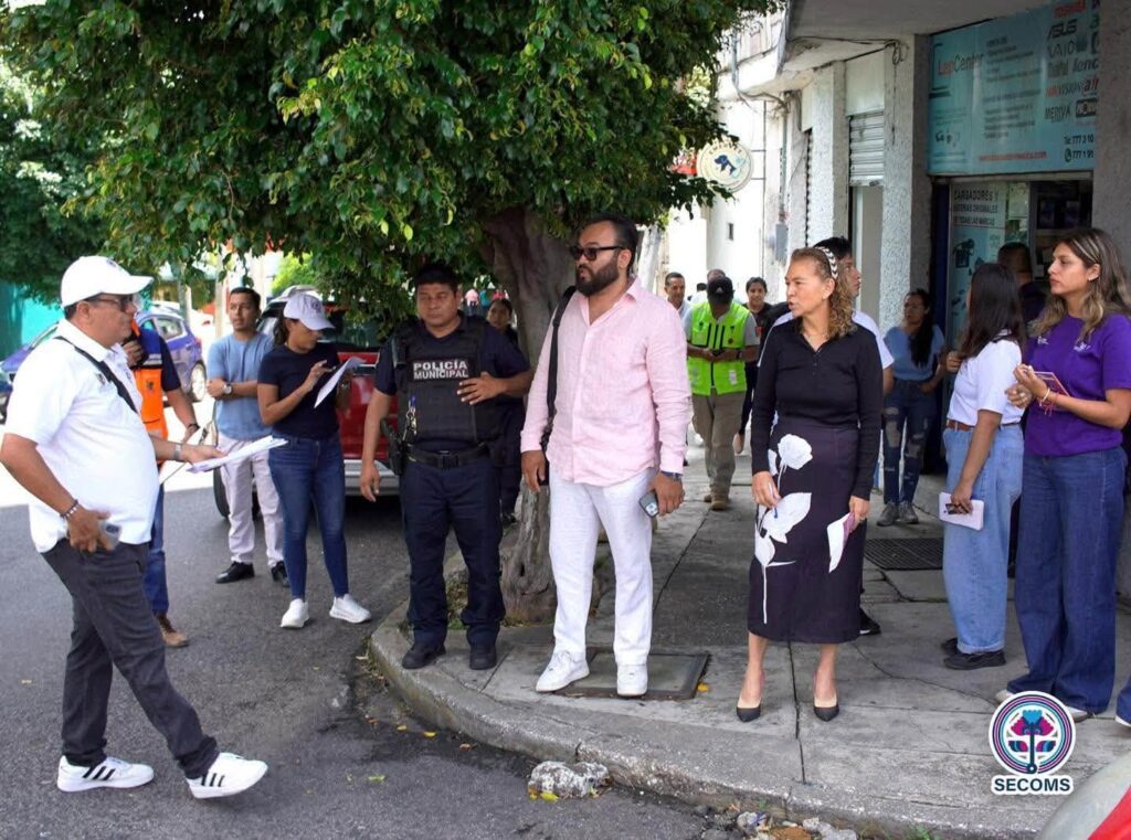 Personal del IMC y representantes de distintas áreas municipales participan en una marcha exploratoria en la colonia Miraval.