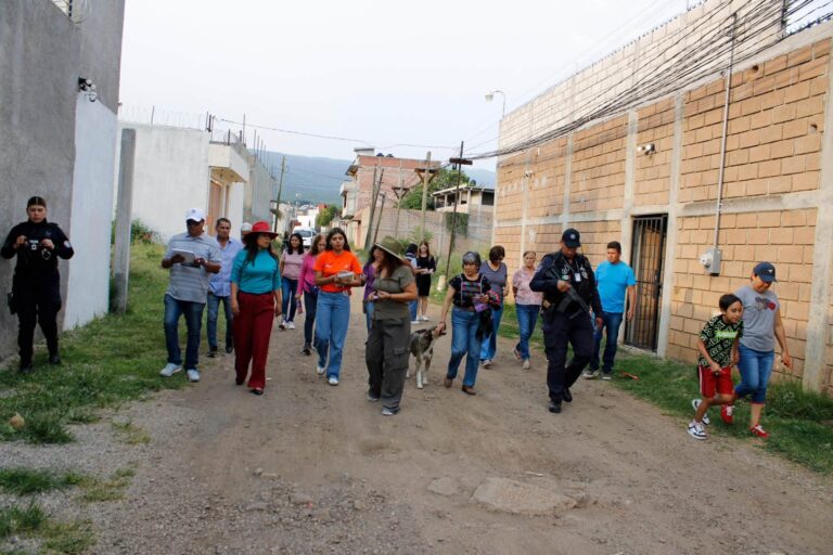Mujeres de la colonia El Copalito participan junto con el IMC en un recorrido para identificar zonas prioritarias y posibles Puntos Violeta.