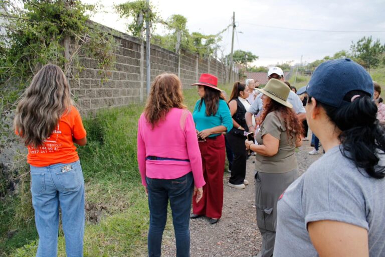 Mujeres de la colonia El Copalito participan junto con el IMC en un recorrido para identificar zonas prioritarias y posibles Puntos Violeta.
