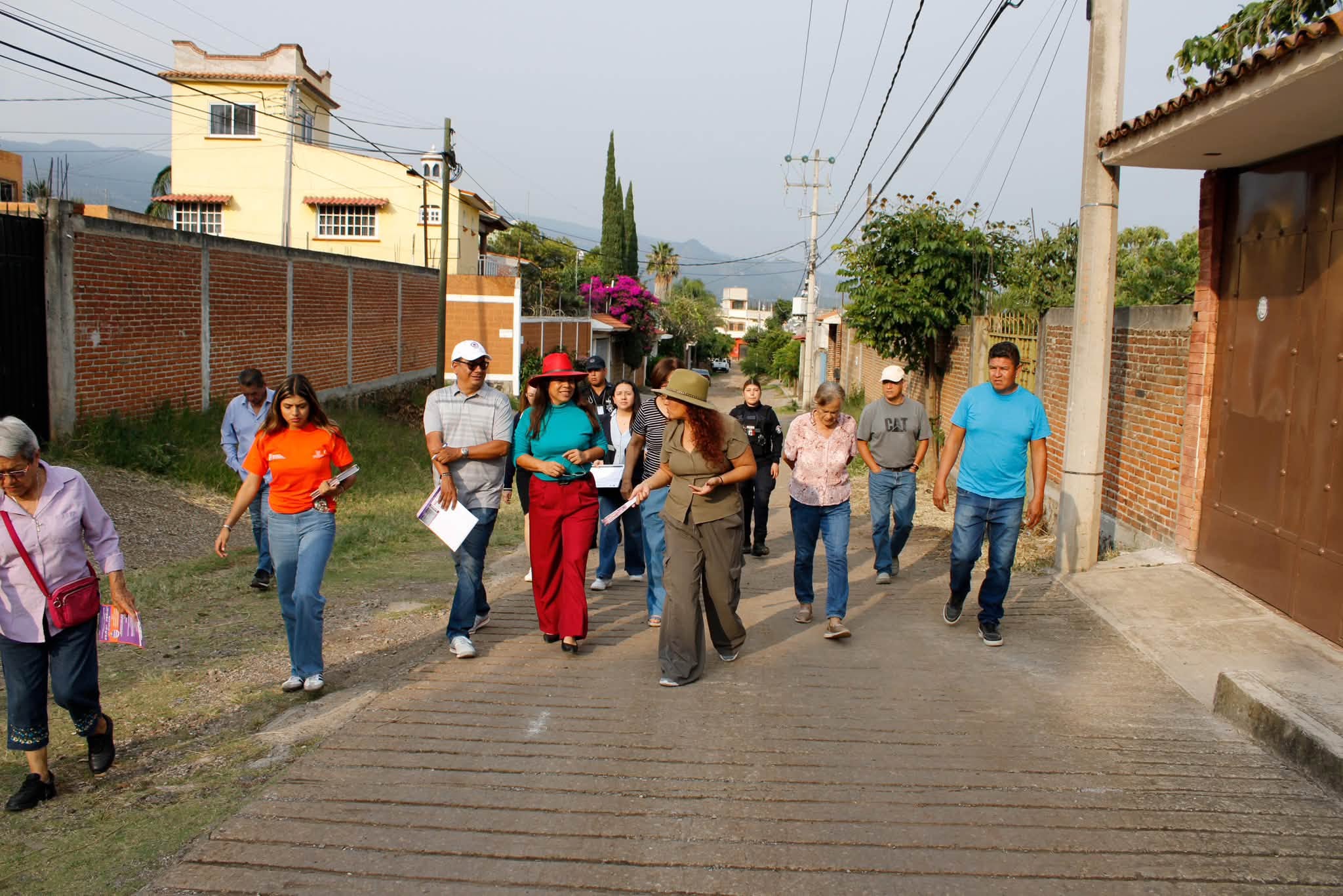 Mujeres de la colonia El Copalito participan junto con el IMC en un recorrido para identificar zonas prioritarias y posibles Puntos Violeta.