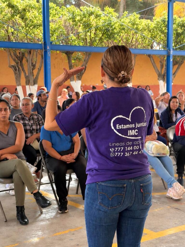 Madres, padres y personas cuidadoras participan en una charla del IMC sobre prevención de riesgos y violencia en el entorno digital.