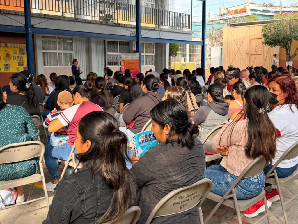Madres, padres y personas cuidadoras participan en una charla del IMC sobre prevención de riesgos y violencia en el entorno digital.