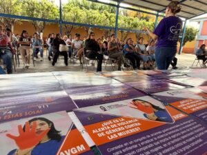 Madres, padres y personas cuidadoras participan en una charla del IMC sobre prevención de riesgos y violencia en el entorno digital.