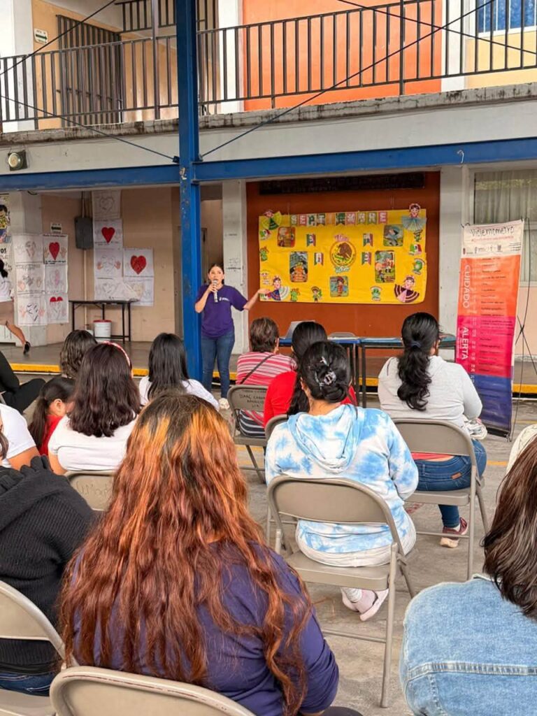 Madres, padres y personas cuidadoras participan en una charla del IMC sobre prevención de riesgos y violencia en el entorno digital.
