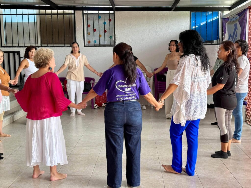 Usuarias del IMC participan en una sesión de biodanza como parte del Taller de Acompañamiento Tanatológico.