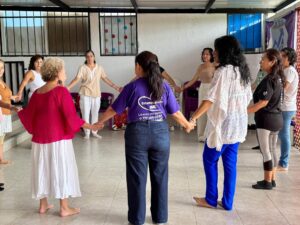 Usuarias del IMC participan en una sesión de biodanza como parte del Taller de Acompañamiento Tanatológico.