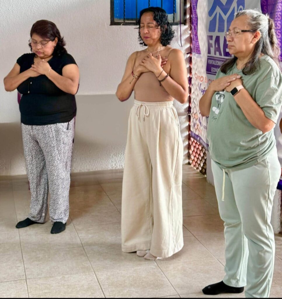 Usuarias del IMC participan en una sesión de biodanza como parte del Taller de Acompañamiento Tanatológico.